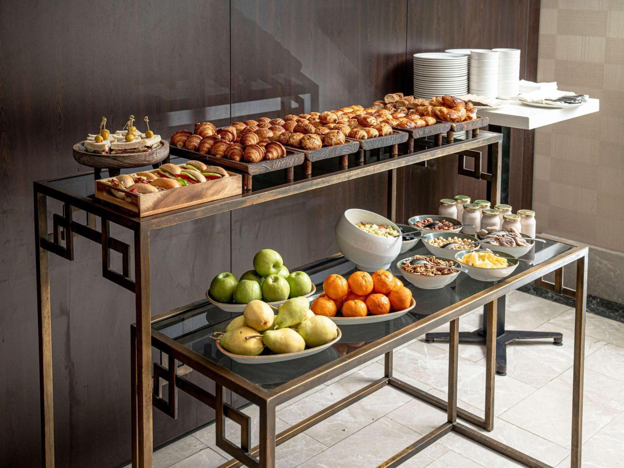 The Galata Istanbul Hotel Mgallery Exteriör bild A buffet table